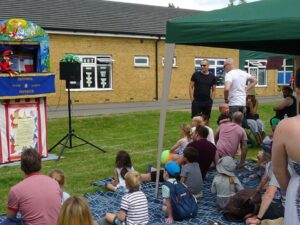 Gazebo sheltering Audience